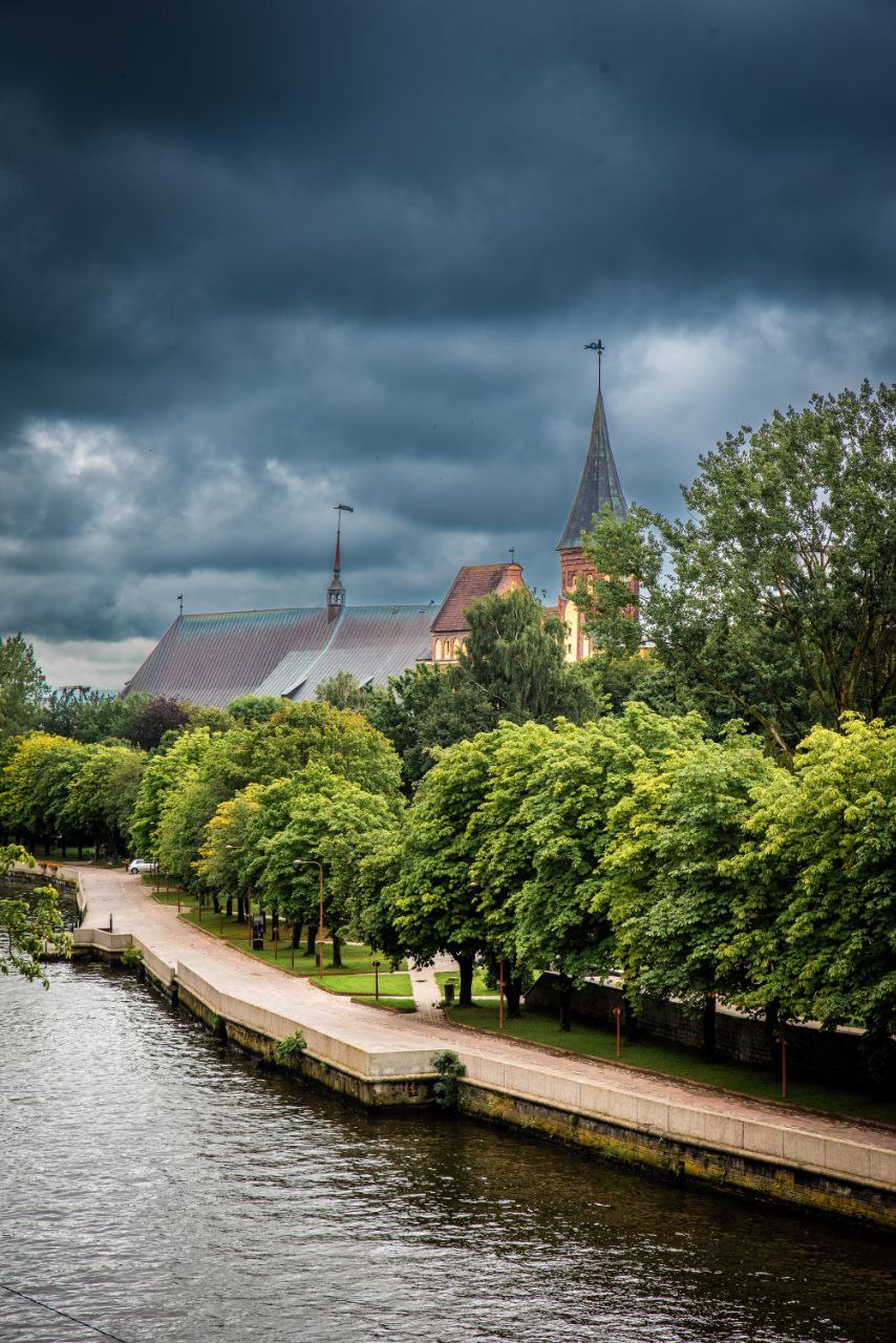 Собор на берегу реки
