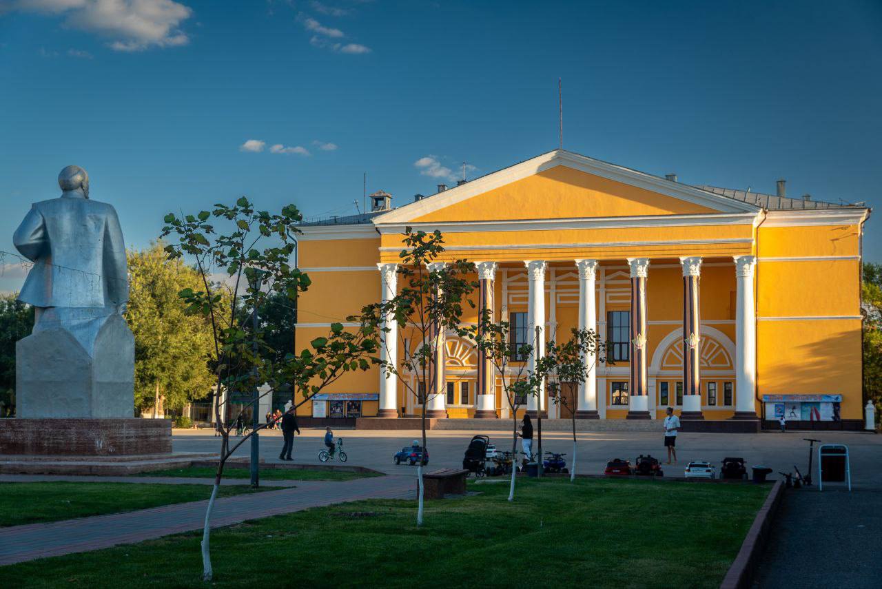 Классическое здание в закатном свете